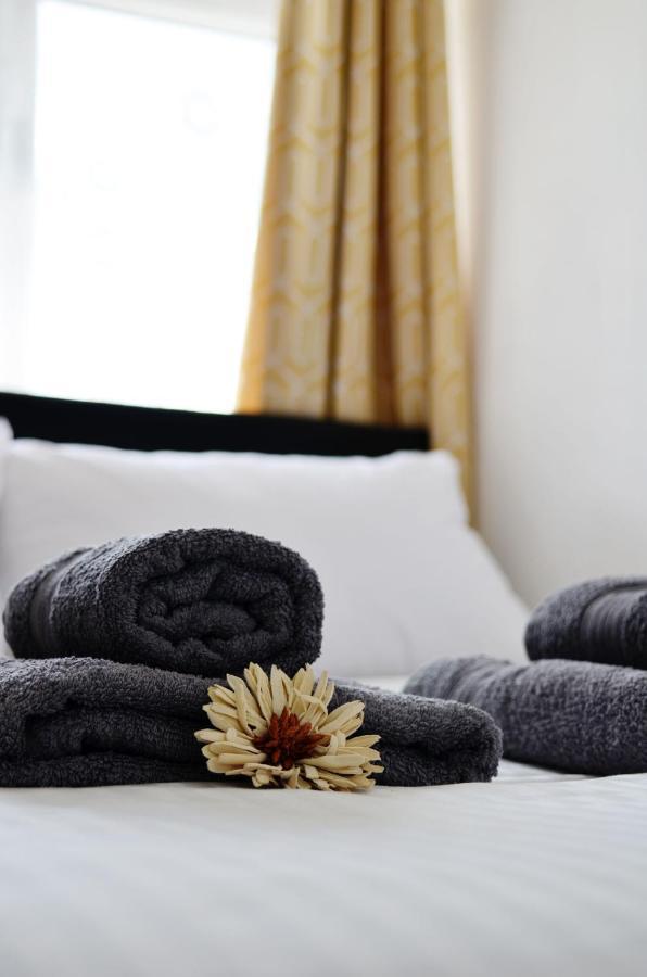 Dreams Serviced Accommodations- Staines/Heathrow Stanwell Екстер'єр фото