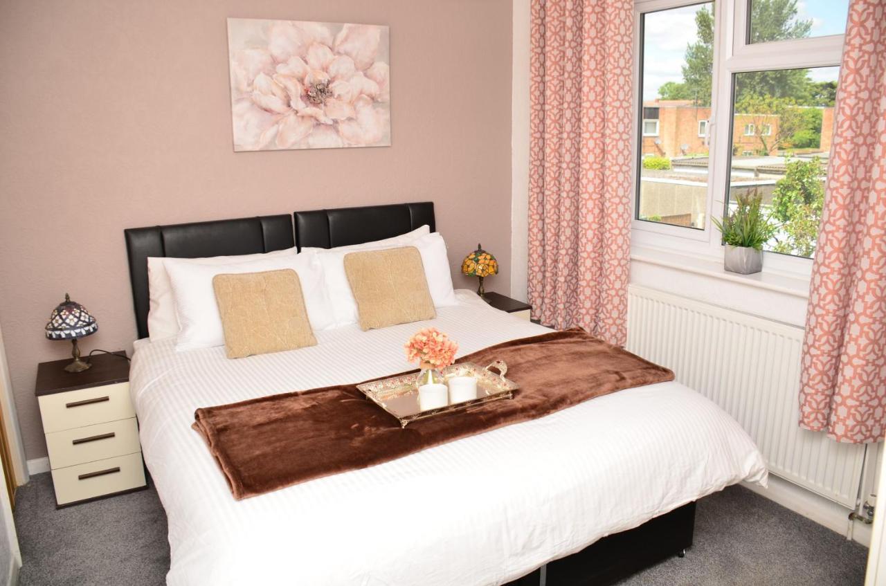 Dreams Serviced Accommodations- Staines/Heathrow Stanwell Екстер'єр фото