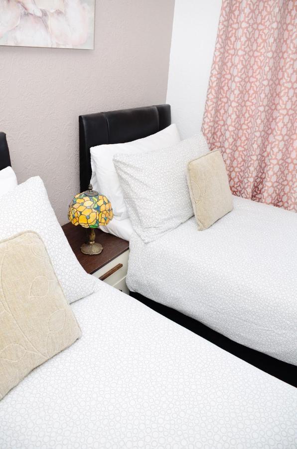 Dreams Serviced Accommodations- Staines/Heathrow Stanwell Екстер'єр фото