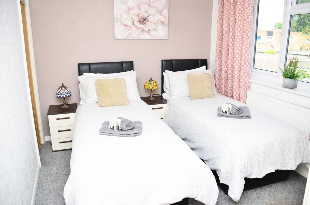 Dreams Serviced Accommodations- Staines/Heathrow Stanwell Екстер'єр фото