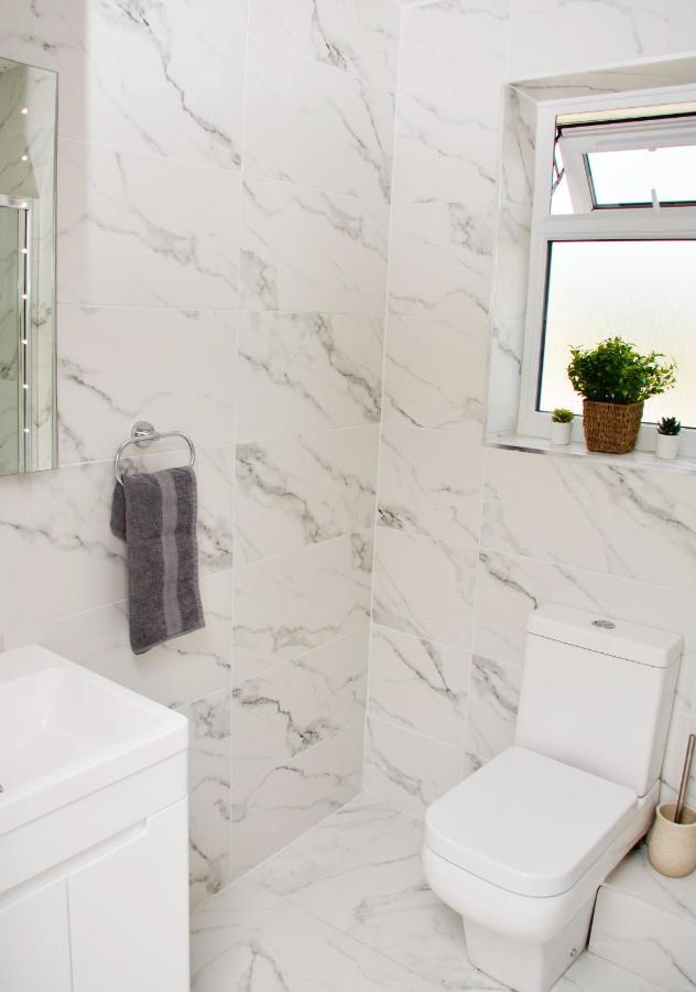 Dreams Serviced Accommodations- Staines/Heathrow Stanwell Екстер'єр фото