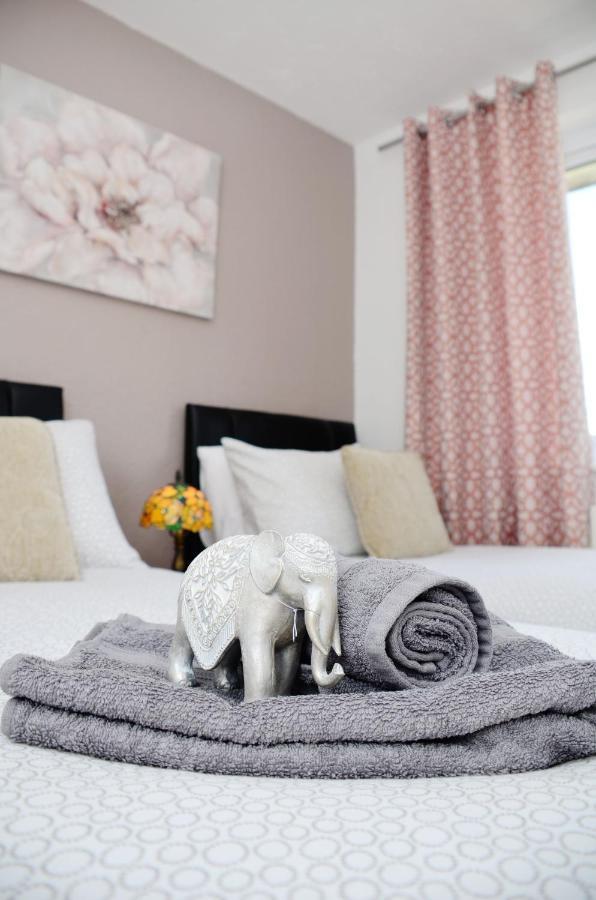 Dreams Serviced Accommodations- Staines/Heathrow Stanwell Екстер'єр фото