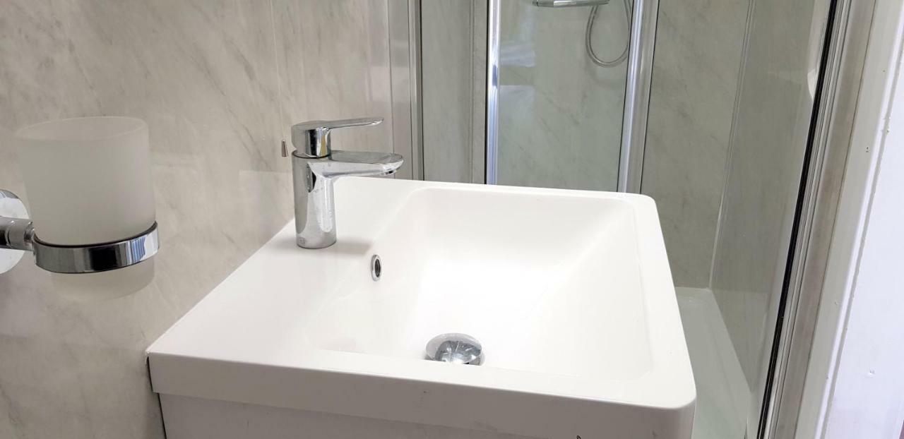 Dreams Serviced Accommodations- Staines/Heathrow Stanwell Екстер'єр фото