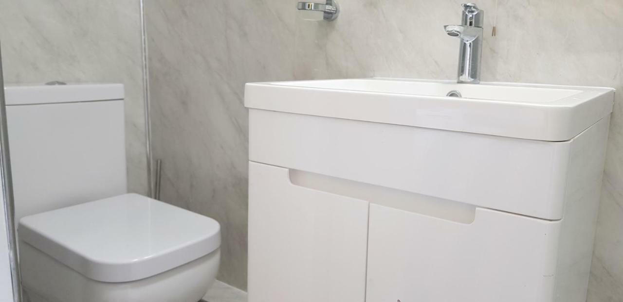 Dreams Serviced Accommodations- Staines/Heathrow Stanwell Екстер'єр фото