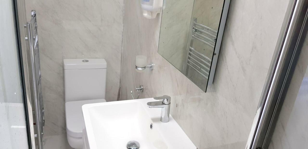 Dreams Serviced Accommodations- Staines/Heathrow Stanwell Екстер'єр фото